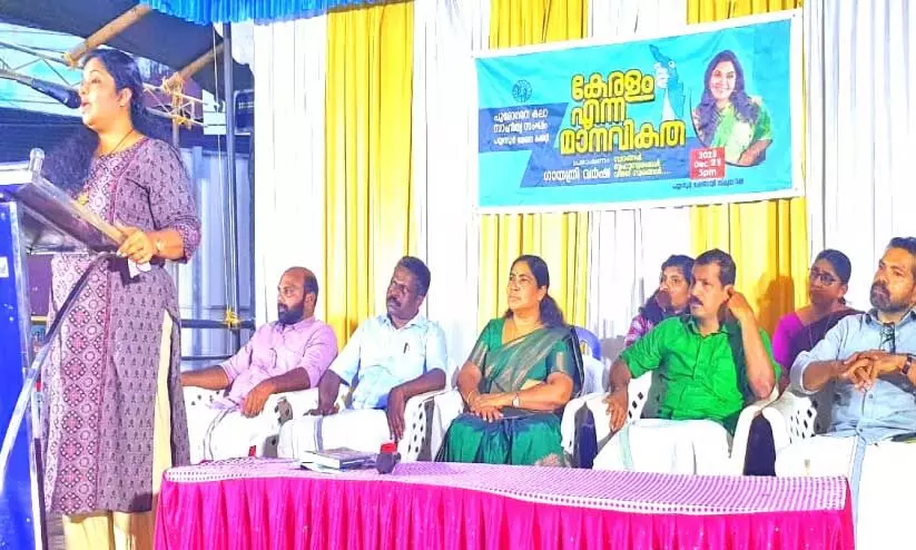 ഗാ​യ​ത്രി​ പു​.ക.സ പ​യ്യ​ന്നൂ​രി​ൽ സം​ഘ​ടി​പ്പി​ച്ച പ​രി​പാ​ടി​യി​ൽ ഗാ​യ​ത്രി വ​ർ​ഷ പ്ര​ഭാ​ഷ​ണം ന​ട​ത്തു​ന്നു