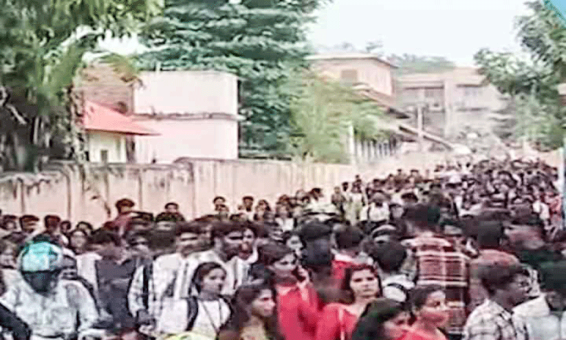 പന്തളം എൻ.എസ്.എസ് കോളജിലെ ക്രിസ്മസ് ആഘോഷത്തിൽ സംഘർഷം പന്തളം എൻ.എസ്.എസ് കോളജിലെ ക്രിസ്മസ് ആഘോഷത്തിൽ സംഘർഷം