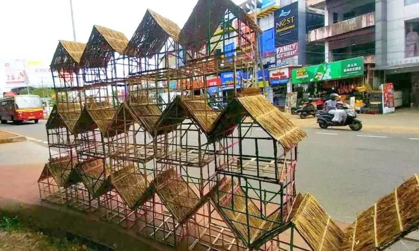 തെ​രു​വി​ൽ വി​ൽ​പ​ന​ക്കാ​യി നിരത്തിയ ക്രി​സ്മ​സ് പു​ൽ​ക്കൂ​ട്