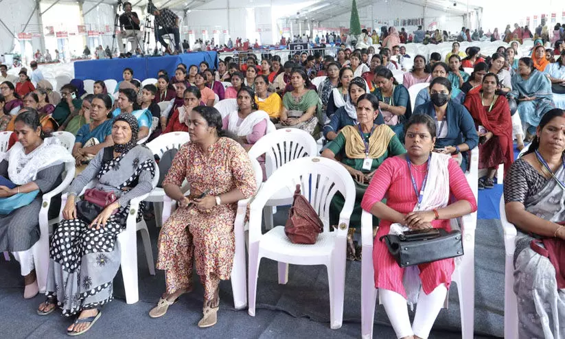 കുടുംബശ്രീയിലൂടെ നെയ്തെടുത്ത സംരംഭങ്ങളുടെ വിജയഗാഥയുമായി സംരംഭക സരസ് കുടുംബശ്രീയിലൂടെ നെയ്തെടുത്ത സംരംഭങ്ങളുടെ വിജയഗാഥയുമായി സംരംഭക സരസ്