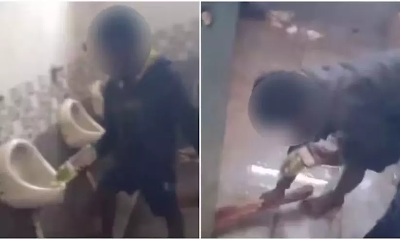 സർക്കാർ സ്കൂളിൽ ശുചിമുറി വൃത്തിയാക്കി വിദ്യാർഥികൾ; വീഡിയോ പ്രചരിച്ചതോടെ പ്രതിഷേധവുമായി രക്ഷിതാക്കൾ