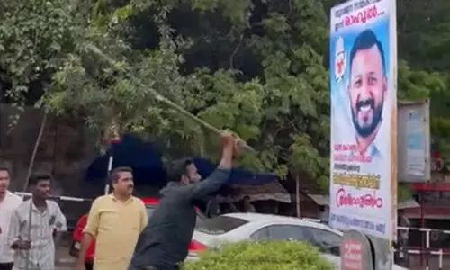 രാഹുൽ മാങ്കൂട്ടത്തിലിന്‍റെ ഫ്ലെക്സ് ബോർഡുകൾ തല്ലിത്തകർത്തു