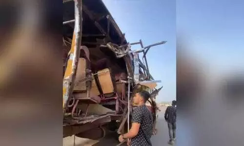 കെ.​എ​സ്.​ആ​ർ.​ടി.​സി ബ​സ്സിടി​ച്ച് ത​ക​ർ​ന്ന സ്കൂ​ൾ ബ​സ്