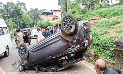 ശബരിമല തീർഥാടകരുടെ കാർ പാലത്തിലിടിച്ച് മറിഞ്ഞു