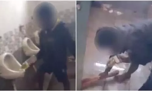 സർക്കാർ സ്കൂളിൽ ശുചിമുറി വൃത്തിയാക്കി വിദ്യാർഥികൾ; വീഡിയോ പ്രചരിച്ചതോടെ പ്രതിഷേധവുമായി രക്ഷിതാക്കൾ