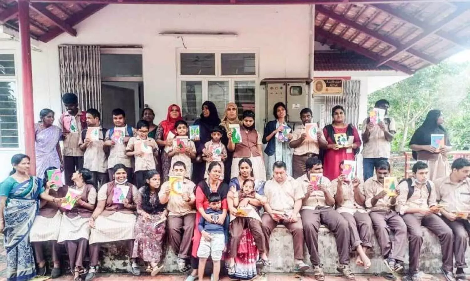 ഇ​ലി​പ്പ​ക്കു​ളം എം.​ഇ.​എ​സ് ഭി​ന്ന​ശേ​ഷിക്കാരായ കു​ട്ടി​ക​ൾ വ​ള്ളി​കു​ന്നം പോ​സ്റ്റ്​ ഓ​ഫി​സി​ൽആ​ശം​സ കാ​ർ​ഡു​ക​ൾ അ​യ​ക്കാ​ൻ എ​ത്തി​യ​പ്പോ​ൾ