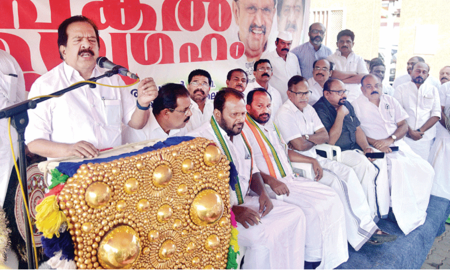 പൂ​രം  പ്ര​ദ​ർ​ശ​നം; മു​ഖ്യ​മ​ന്ത്രി​യും ദേ​വ​സ്വം മ​ന്ത്രി​യും   ഇ​ട​പെ​ടാ​ത്ത​തെ​ന്ത്​?-ചെ​ന്നി​ത്ത​ല