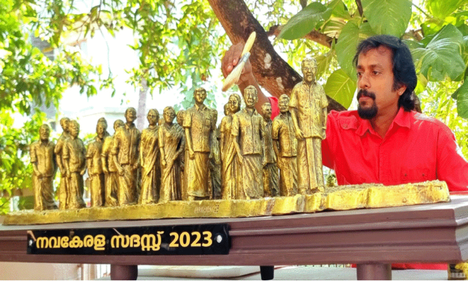 ഉ​ണ്ണി കാ​നാ​യി ശിൽപത്തിനൊപ്പം