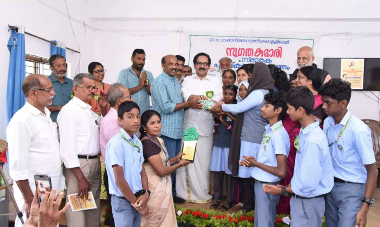 സുഗതകുമാരി ഭൂമിക്കും അമ്മക്കും സ്ത്രീക്കും വേണ്ടി പാടിയ കവിയാണെന്ന് ആലങ്കോട് ലീലാകൃഷ്ണർ