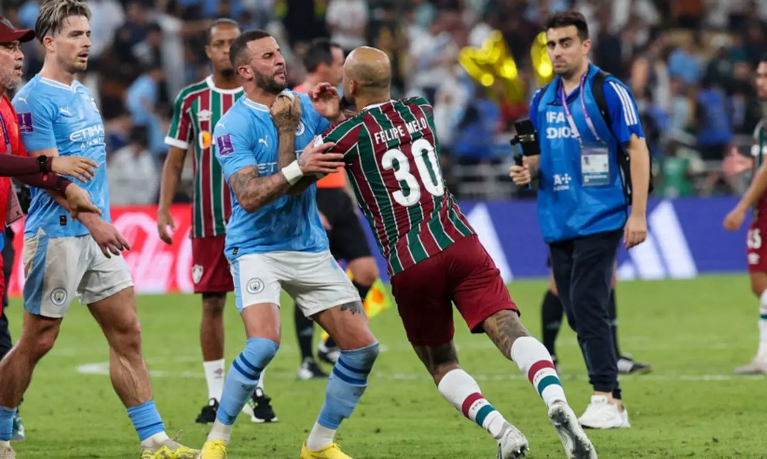 ക്ലബ് ലോകകപ്പ് ഫൈനലിൽ ഗ്രൗണ്ടിൽ താരങ്ങളുടെ ‘ഗുസ്തി’; പിടിച്ചുമാറ്റി സഹതാരങ്ങൾ