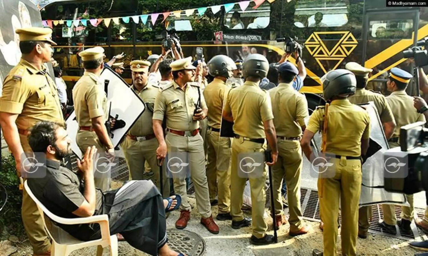 നവകേരള യാത്ര കടന്നു പോകുന്ന വഴിയിൽ കറുപ്പണിഞ്ഞ് ചാണ്ടി ഉമ്മന്‍റെ ഒറ്റയാൾ സമരം