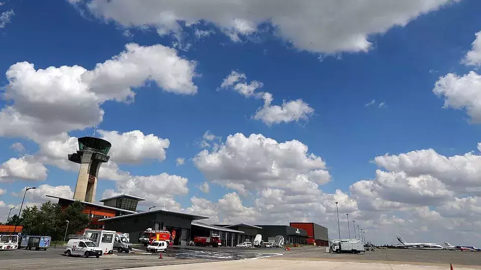 303 ഇന്ത്യക്കാരുമായി പോയ വിമാനം പാരിസിൽ പിടിച്ചിട്ടു; മനുഷ്യ​ക്കടത്തെന്ന് സംശയം