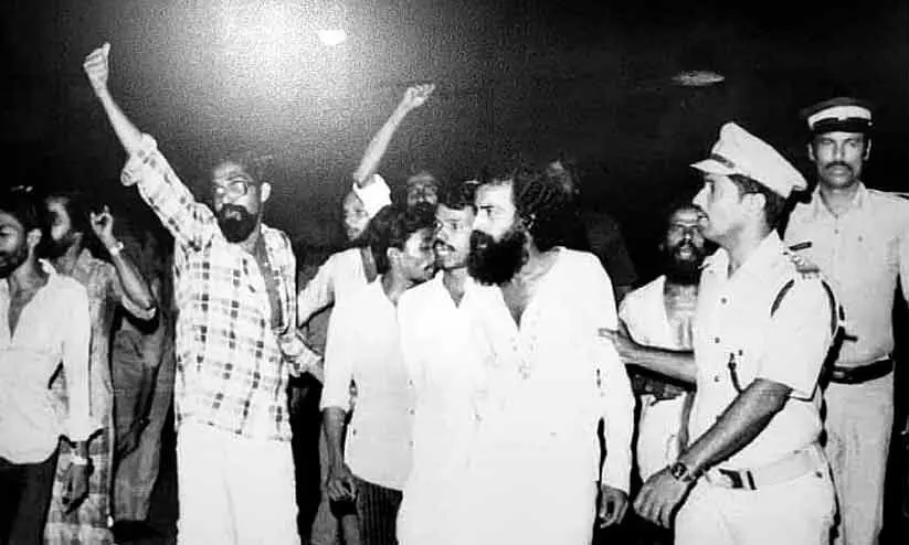 നാടുഗദ്ദിക അവതരിപ്പിച്ചതിന്​ മധുമാഷെയും സംഘത്തെയും അറസ്​റ്റ്​ ചെയ്യു​േമ്പാൾ പ്രതിഷേധിക്കുന്ന എ. നന്ദകുമാർ