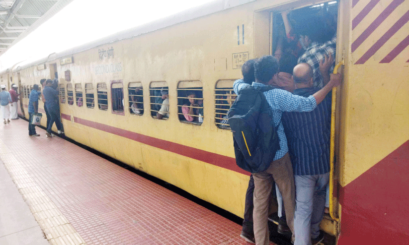 റെയിൽവേയുടെ ഉറപ്പ് പാഴ്വാക്കാകുന്നു; ട്രെയിൻ യാത്രാദുരിതത്തിന് അറുതിയില്ല റെയിൽവേയുടെ ഉറപ്പ് പാഴ്വാക്കാകുന്നു; ട്രെയിൻ യാത്രാദുരിതത്തിന് അറുതിയില്ല