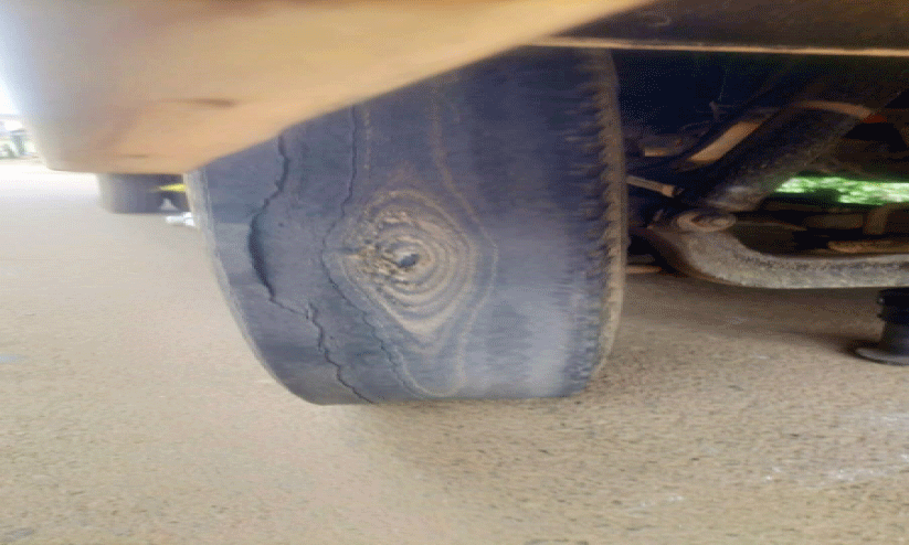 സ്കൂൾ ബസുകളിലൊന്നിന്റെ തേഞ്ഞുതീർന്ന ടയർ സ്കൂൾ ബസുകളിലൊന്നിന്റെ തേഞ്ഞുതീർന്ന ടയർ