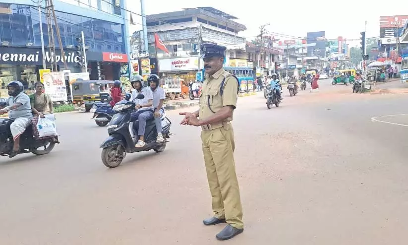 ട്രാഫിക് ഗാർഡ് ചന്ദ്രൻ ഡ്യൂട്ടിക്കിടെc