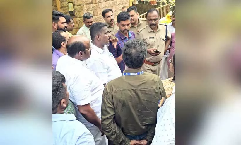 വെങ്ങല്ലൂർ വേങ്ങത്താനത്ത് കെ.എസ്.ഇ.ബി അധികൃതർ കണക്ഷൻ വിച്ഛേദിക്കാൻ എത്തിയപ്പോൾ വെങ്ങല്ലൂർ വേങ്ങത്താനത്ത് കെ.എസ്.ഇ.ബി അധികൃതർ കണക്ഷൻ വിച്ഛേദിക്കാൻ എത്തിയപ്പോൾ