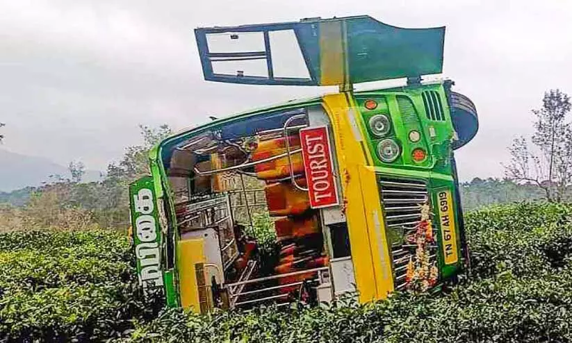 കുമളി ചെങ്കരക്ക് സമീപം മറിഞ്ഞ ശബരിമല തീർഥാടകരുടെ വാഹനം കുമളി ചെങ്കരക്ക് സമീപം മറിഞ്ഞ ശബരിമല തീർഥാടകരുടെ വാഹനം