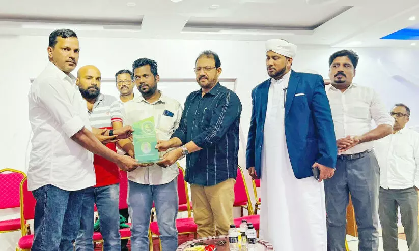 നീണ്ട പ്രവാസത്തിന് വിട, മുസ്തഫ വളാഞ്ചേരി സലാലയിൽനിന്ന് മടങ്ങുന്നു നീണ്ട പ്രവാസത്തിന് വിട, മുസ്തഫ വളാഞ്ചേരി സലാലയിൽനിന്ന് മടങ്ങുന്നു