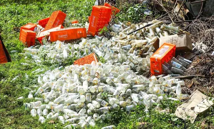 സന്നിധാനത്ത് വനത്തോട് ചേർന്ന് കൂട്ടിയിട്ടിരിക്കുന്ന ചില്ലു കുപ്പികൾ സന്നിധാനത്ത് വനത്തോട് ചേർന്ന് കൂട്ടിയിട്ടിരിക്കുന്ന ചില്ലു കുപ്പികൾ