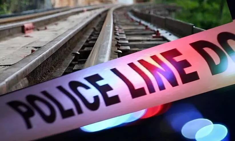 കൈക്കുഞ്ഞുങ്ങളെ ചേർത്തുപിടിച്ച് അമ്മ റെയിൽവേ ട്രാക്കിൽ; രക്ഷകരായി നിലേശ്വരം പൊലീസ് കൈക്കുഞ്ഞുങ്ങളെ ചേർത്തുപിടിച്ച് അമ്മ റെയിൽവേ ട്രാക്കിൽ; രക്ഷകരായി നിലേശ്വരം പൊലീസ്