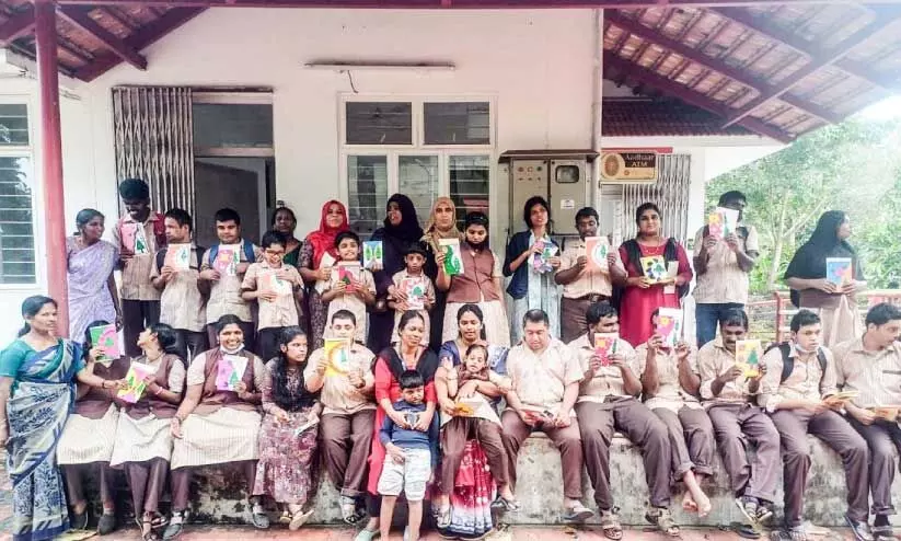 ഇലിപ്പക്കുളം എം.ഇ.എസ് ഭിന്നശേഷിക്കാരായ കുട്ടികൾ വള്ളികുന്നം പോസ്റ്റ് ഓഫിസിൽആശംസ കാർഡുകൾ അയക്കാൻ എത്തിയപ്പോൾ ഇലിപ്പക്കുളം എം.ഇ.എസ് ഭിന്നശേഷിക്കാരായ കുട്ടികൾ വള്ളികുന്നം പോസ്റ്റ് ഓഫിസിൽആശംസ കാർഡുകൾ അയക്കാൻ എത്തിയപ്പോൾ