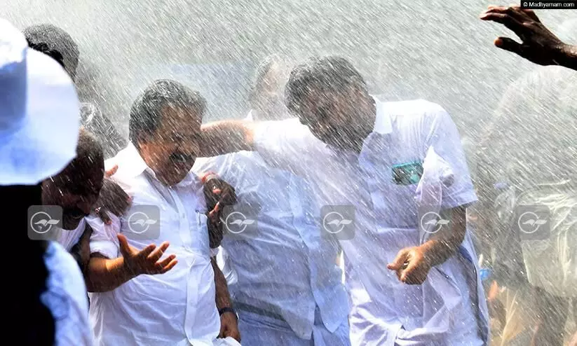 ‘സ്റ്റേജ് തകർന്നു, ഞാനും മുരളീധരനും താഴെ വീണു’; പൊലീസ് നടപടിയെ കുറിച്ച് രമേശ് ചെന്നിത്തല