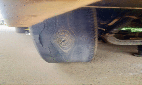 സ്കൂ​ൾ ബ​സു​ക​ളി​ലൊ​ന്നി​ന്റെ തേ​ഞ്ഞു​തീ​ർ​ന്ന ട​യ​ർ