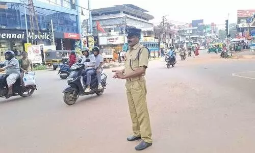 ട്രാഫിക് ഗാർഡ് ചന്ദ്രൻ ഡ്യൂട്ടിക്കിടെc ട്രാഫിക് ഗാർഡ് ചന്ദ്രൻ ഡ്യൂട്ടിക്കിടെc