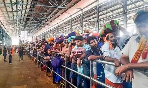 കു​ട്ടി​ക​ൾ​ക്കും വ​യോ​ധി​ക​ർ​ക്കു​മാ​യി വ​ലി​യ ന​ട​പ്പ​ന്ത​ലി​ൽ ഏ​ർ​പ്പെ​ടു​ത്തി​യ പ്ര​ത്യേ​ക വ​രി​യി​ൽ യു​വാ​ക്ക​ൾ അ​ട​ങ്ങു​ന്ന തീ​ർ​ഥാ​ട​ക​ർ ഇ​ടം പി​ടി​ച്ച​പ്പോ​ൾ