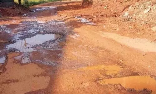 കു​ള​പ്പു​ള്ളി-​ക​ണ​യം റോ​ഡ് വീ​തി കൂ​ട്ടു​ന്ന​തി​നാ​യു​ള്ള സ്ഥ​ല​മെ​ടു​പ്പ് പൂ​ർ​ത്തി​യാ​യ ഭാ​ഗ​ത്ത് നി​ർ​മാ​ണം നി​ല​ച്ച അ​വ​സ്ഥ​യി​ൽ