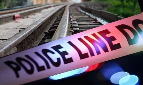 കൈക്കുഞ്ഞുങ്ങളെ ചേർത്തുപിടിച്ച് അമ്മ റെയിൽവേ ട്രാക്കിൽ; രക്ഷകരായി നിലേശ്വരം പൊലീസ്