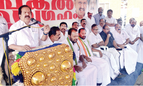 പൂ​രം  പ്ര​ദ​ർ​ശ​നം; മു​ഖ്യ​മ​ന്ത്രി​യും ദേ​വ​സ്വം മ​ന്ത്രി​യും   ഇ​ട​പെ​ടാ​ത്ത​തെ​ന്ത്​?-ചെ​ന്നി​ത്ത​ല