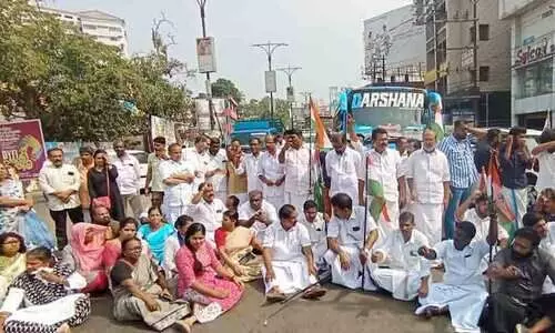 Congress protest by blocking the national highway in Kannur
