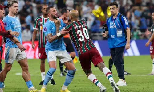 ക്ലബ് ലോകകപ്പ് ഫൈനലിൽ ഗ്രൗണ്ടിൽ താരങ്ങളുടെ ‘ഗുസ്തി’; പിടിച്ചുമാറ്റി സഹതാരങ്ങൾ