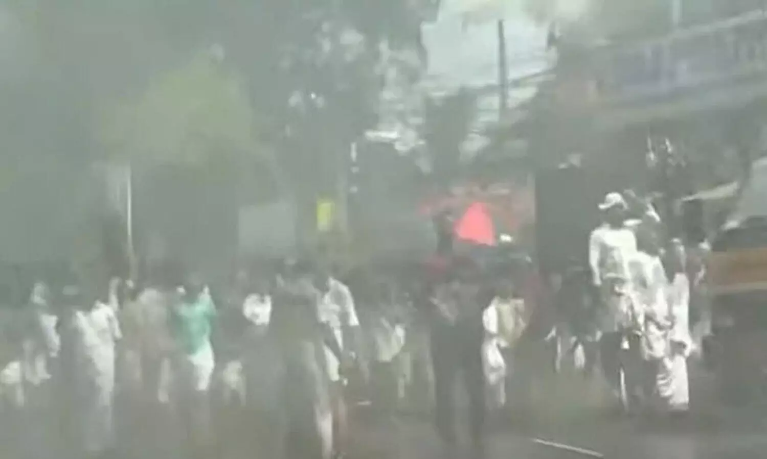 വേദിക്ക്​ മുകളിൽ കണ്ണീർ ഷെൽ വർഷം