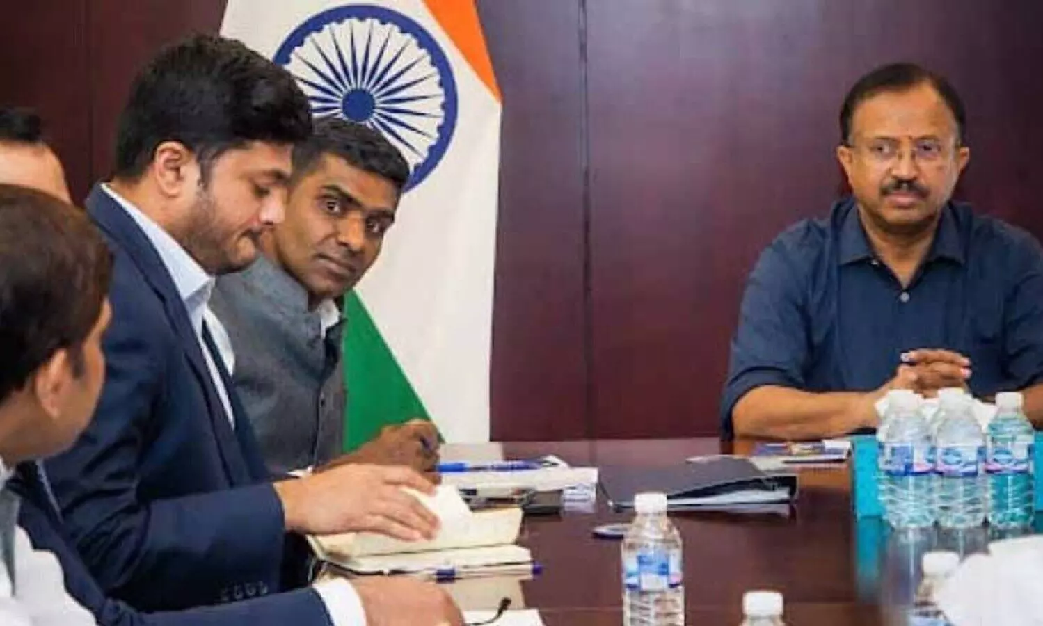 കേ​ന്ദ്ര​മ​ന്ത്രി കോ​ൺ​സു​ലേ​റ്റ്​ ഉ​ദ്യോ​ഗ​സ്ഥ​രു​മാ​യി കൂ​ടി​ക്കാ​ഴ്ച ന​ട​ത്തി