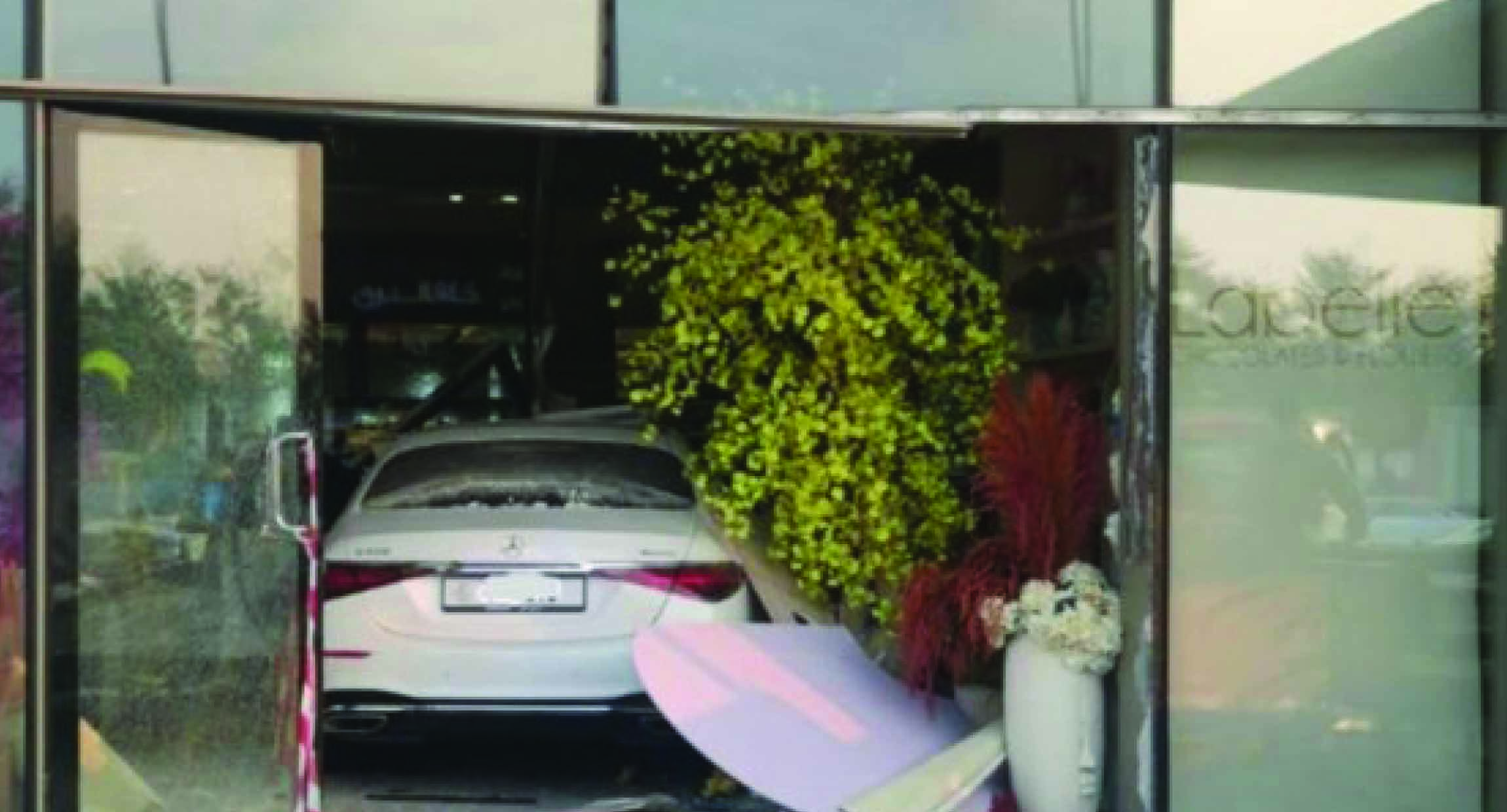 ദു​ബൈ​യി​ൽ ഷോ​പ്പി​ലേ​ക്ക്​ കാ​ർ ഇ​ടി​ച്ചു​ക​യ​റി; ആ​ർ​ക്കും പ​രി​ക്കി​ല്ല