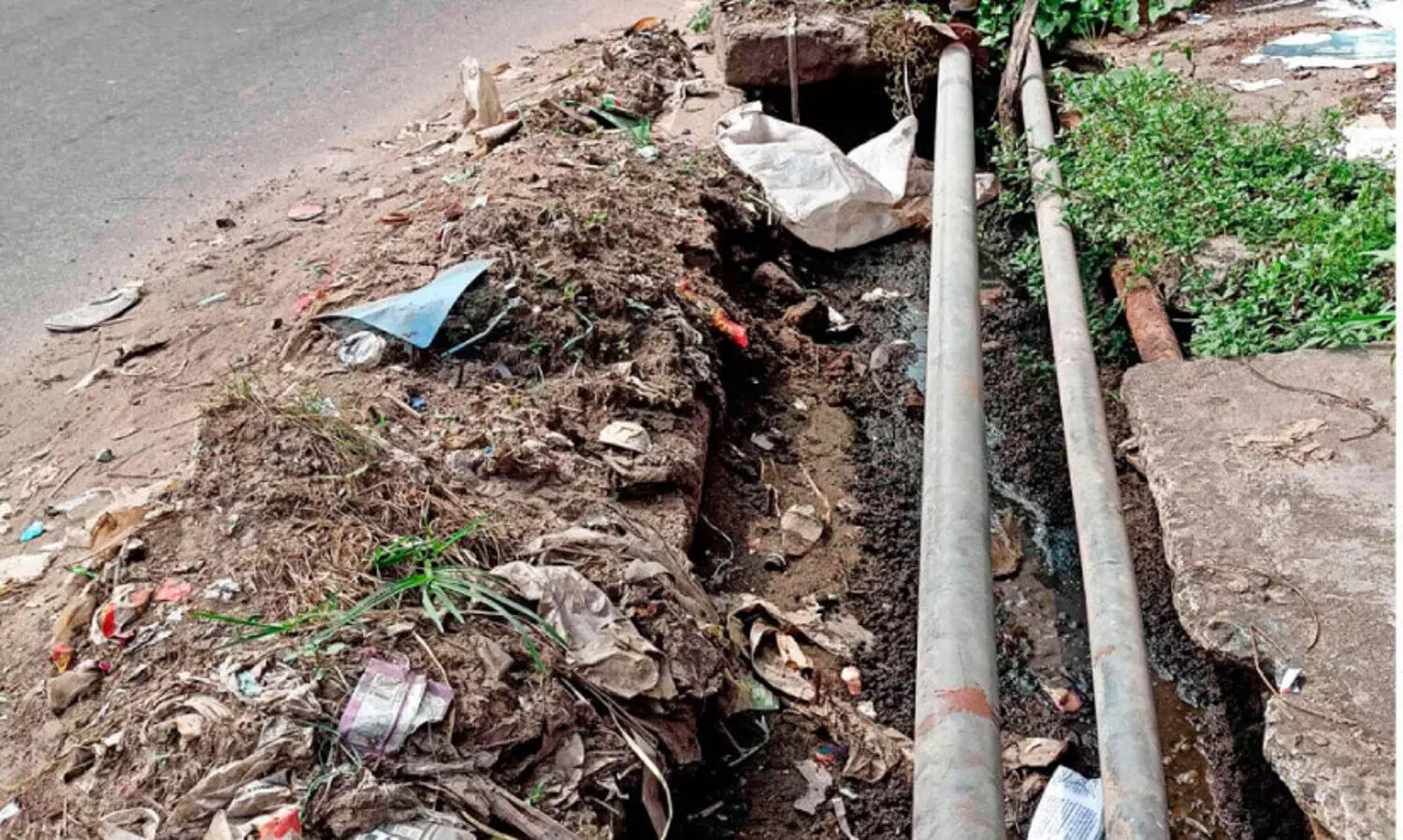 സ്ലാ​ബു​ക​ൾ ഇ​ല്ലാ​ത്ത ഓ​ട​ക​ളി​ൽ  വീ​ണ്ടും വാ​ഹ​നാ​പ​ക​ടം