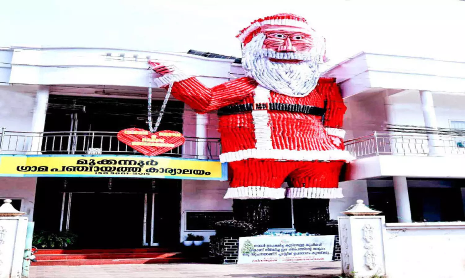 വലിച്ചെറിഞ്ഞ 6800 കുപ്പികൾ ശിൽപമായി; ദൃശ്യവിസ്മയമായി സാന്താക്ലോസ്