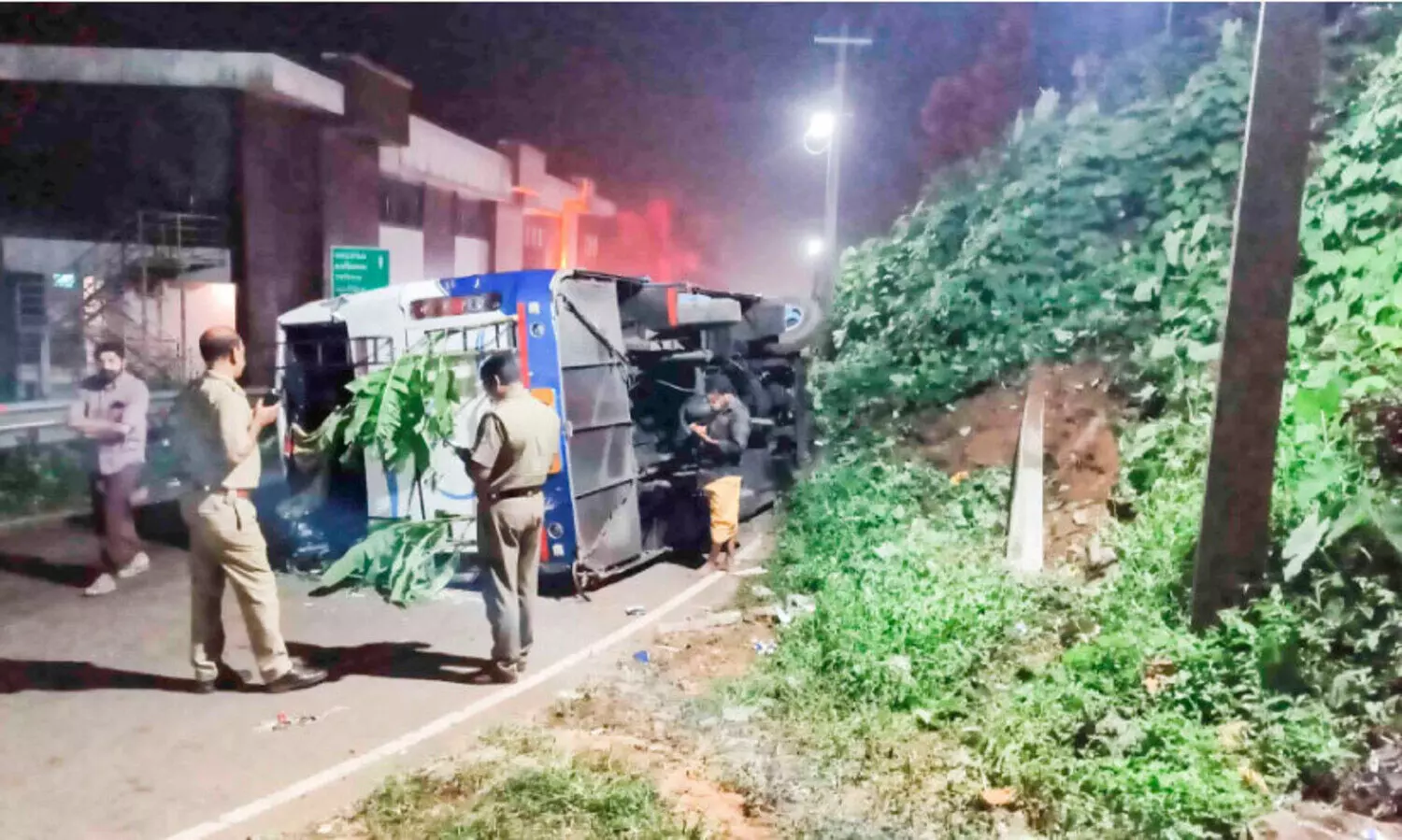 എരുമേലിയിൽ തീർഥാടകരുടെ വാഹനങ്ങൾ അപകടത്തിൽപെട്ടു; 32 ​പേർക്ക്​ പരിക്ക്​