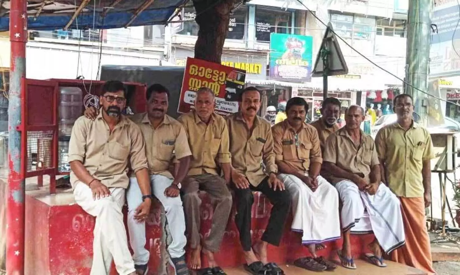 ചെ​റു​വ​ത്തൂ​ർ ഓ​ട്ടോ​സ്റ്റാ​ൻ​ഡിലെ തൊഴിലാളികൾ