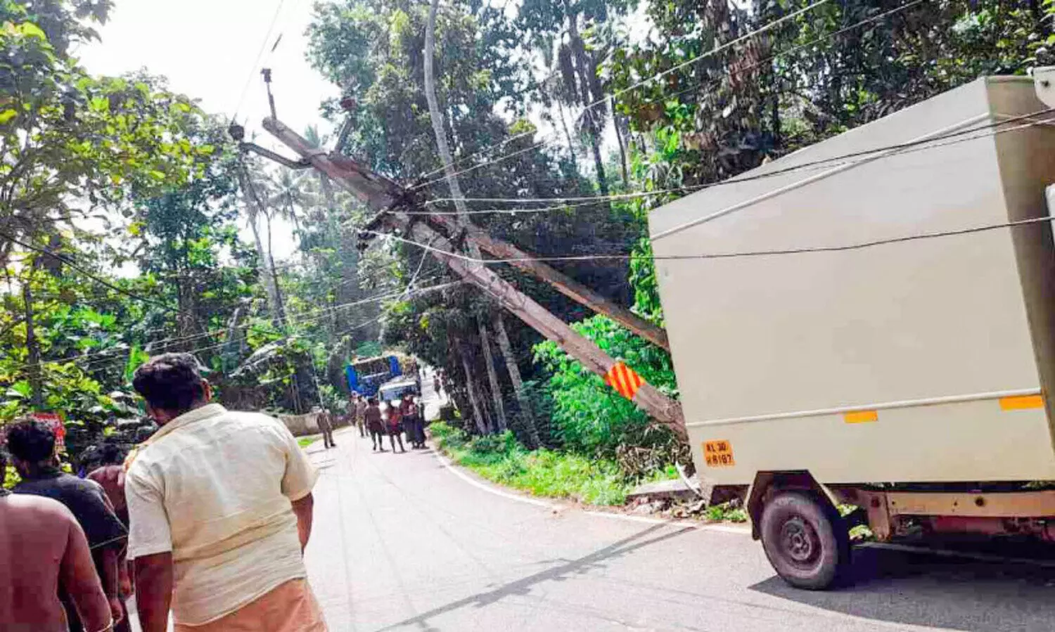 കൂട്ടിയിടി ഒഴിവാക്കാന്‍ വാഹനം വെട്ടിച്ചു; വൈദ്യുതി പോസ്​റ്റ്​ തകർന്നു
