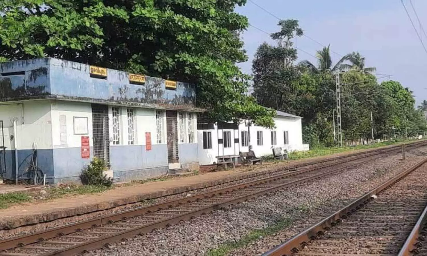 ഇ​ര​വി​പു​രം റെ​യി​ൽ​വേ സ്റ്റേ​ഷ​ൻ