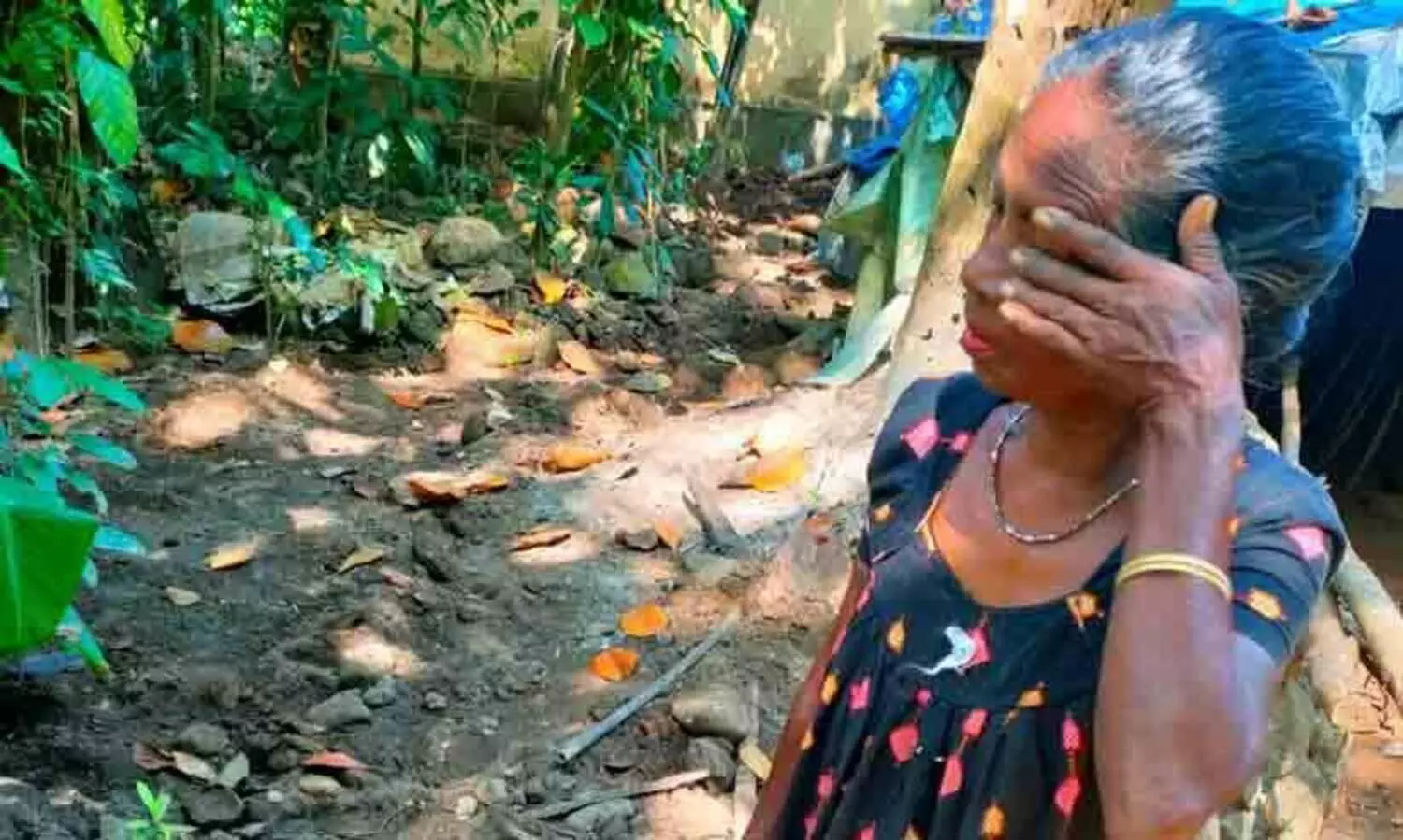 കേളകം വാളുമുക്ക് ആദിവാസി കോളനിയിൽ കുഴിമാടങ്ങൾ പൊളിച്ച് കുടിവെള്ള പദ്ധതിക്കായി ​പൈപ്പിട്ടു; നെഞ്ചകം തകർന്ന് കോളനി നിവാസികൾ