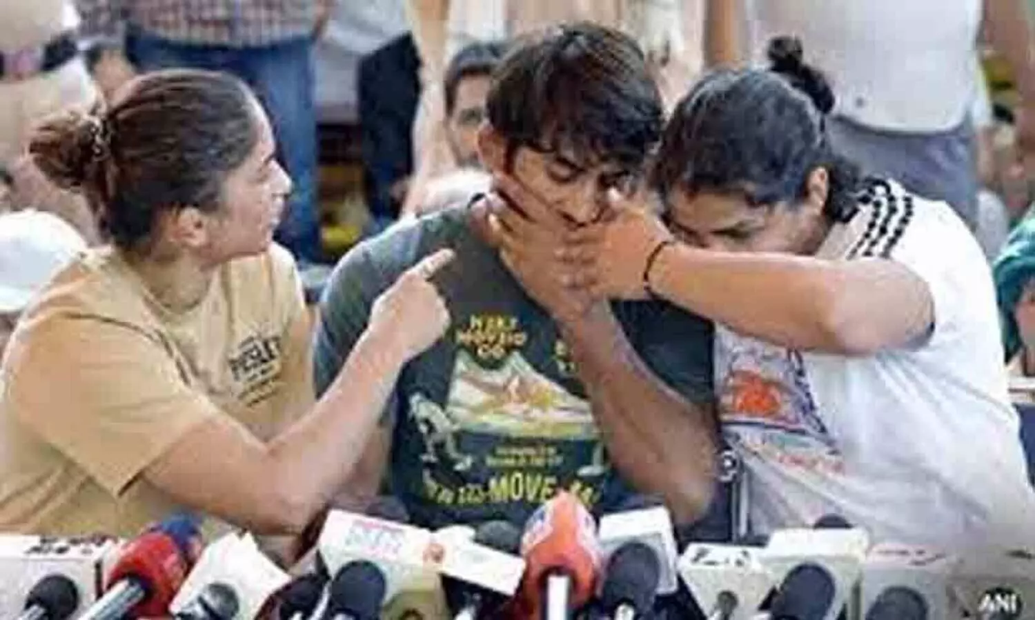 തീരുമാനം നല്ലത്; പക്ഷേ വൈകിപ്പോയി - ഗുസ്തി ഫെഡറേഷൻ പിരിച്ചുവിട്ടതിൽ പ്രതികരിച്ച് അത്‍ലറ്റുകൾ