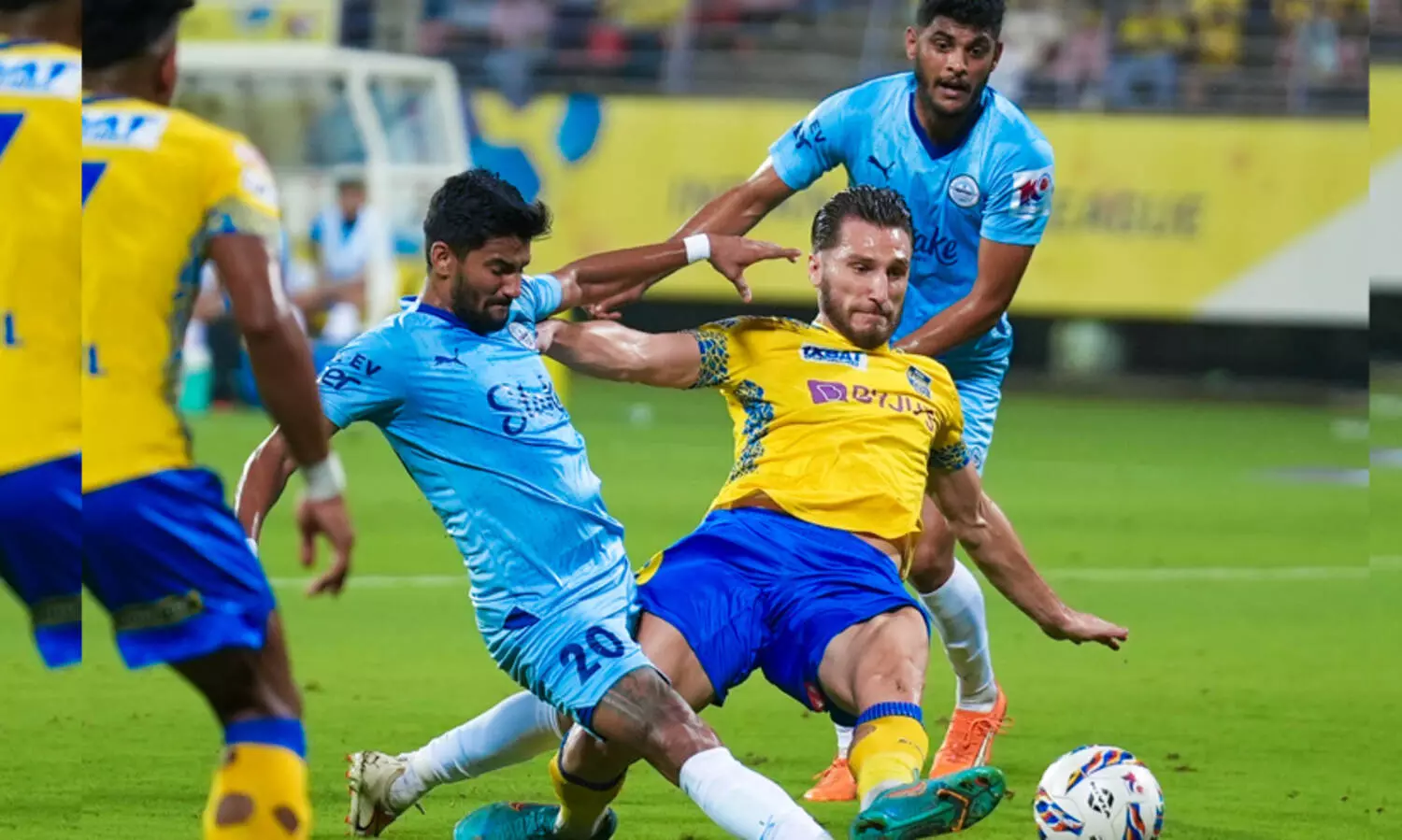 ദിമിത്രി, പെപ്ര മാജിക്! മുംബൈക്കെതിരെ ബ്ലാസ്റ്റേഴ്സ് രണ്ടു ഗോളിനു മുന്നിൽ