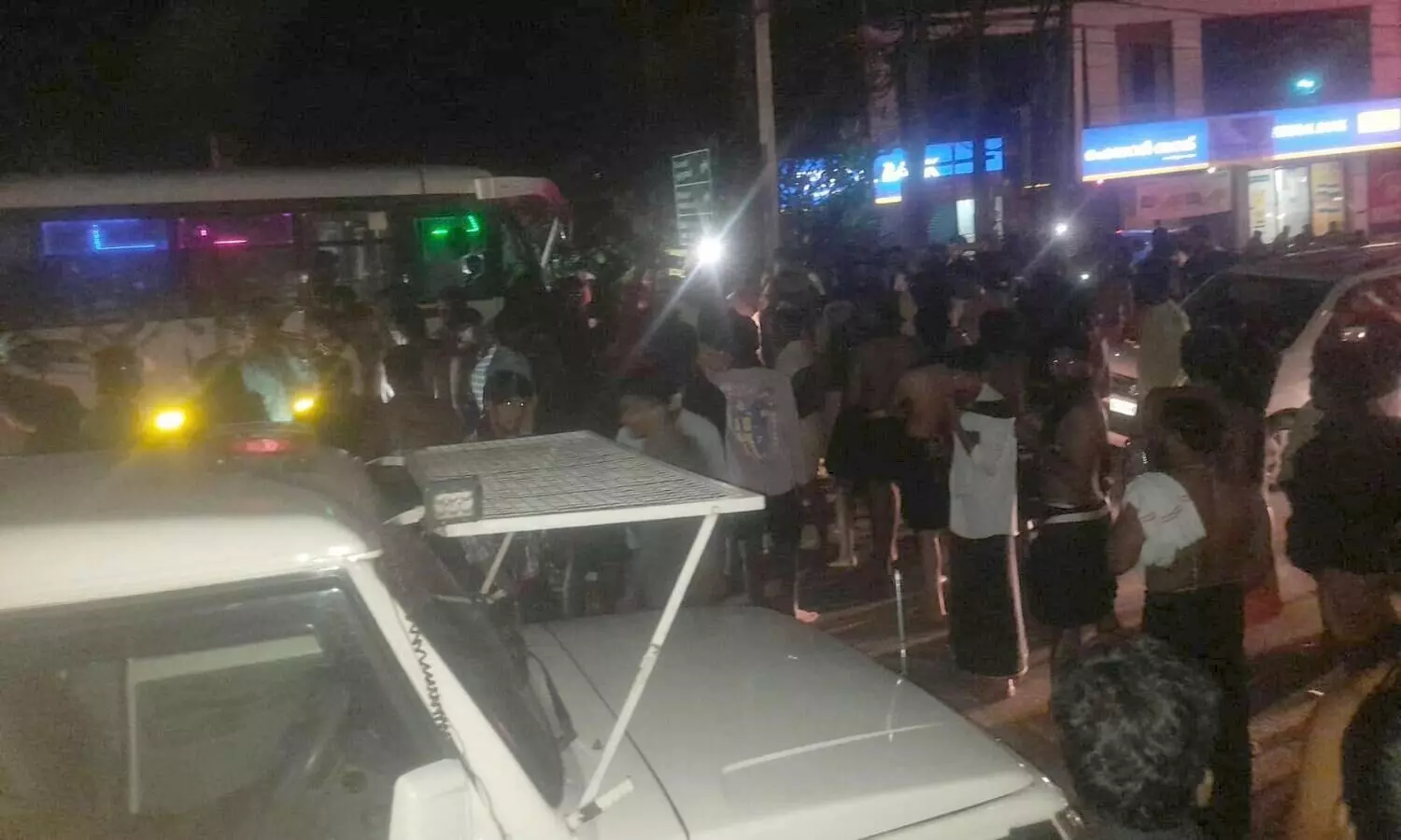 തീർഥാടകവാഹനങ്ങൾ പിടിച്ചിട്ടു; പൊൻകുന്നത്തും എരുമേലിയിലും റോഡ്​ ഉപരോധം