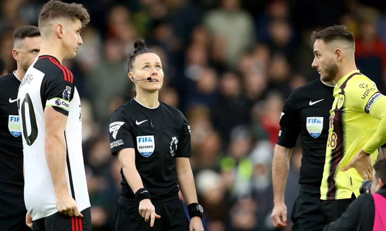 ചരിത്രത്തിലേക്ക് വിസിലൂതി റെബേക; ഇംഗ്ലീഷ് പ്രീമിയർ ലീഗിലെ ആദ്യ വനിത റഫറി