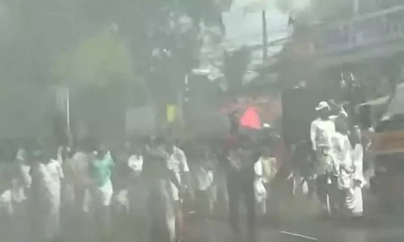 വേദിക്ക് മുകളിൽ കണ്ണീർ ഷെൽ വർഷം വേദിക്ക് മുകളിൽ കണ്ണീർ ഷെൽ വർഷം